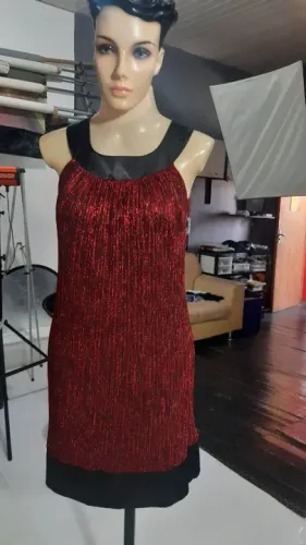Vestido de festa blilhoso acima do joelho