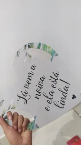 Plaquinha de casamento lá vem a noiva
