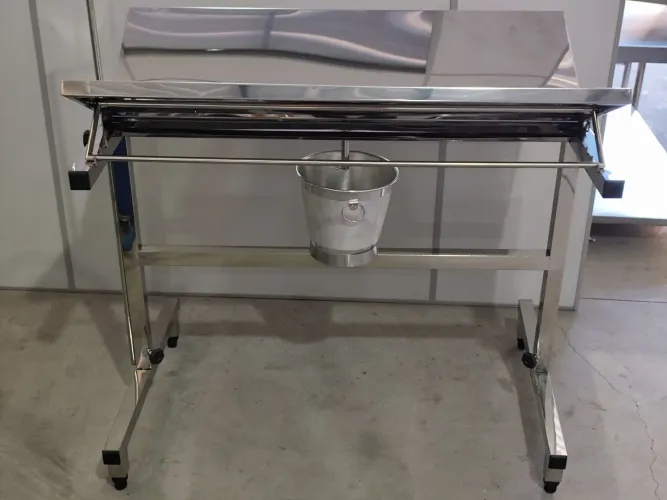 Mesa cirúrgica com calha ( Para área veterinária)