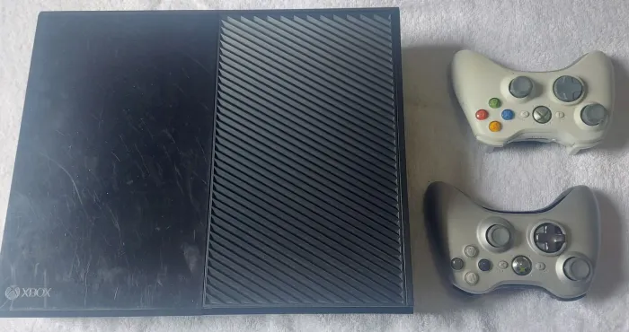 Console XBox One X + 2 controles !