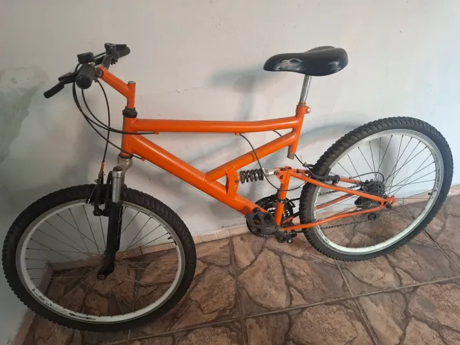 Free Action Full FA 240 na cor laranja. 