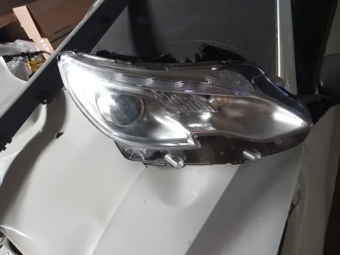 Farol Peugeot 2008
