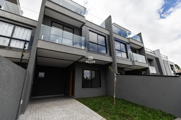 Sobrado à venda com 3 quartos e sacada no Tingui em Curitiba