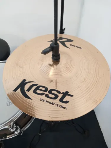 Pratos de bateria Hi-Hat e Ataque. 