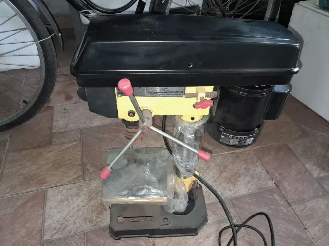 Furadeira de Bancada de 1/2Pol. 350W 1/2HP Bivolt sem uso