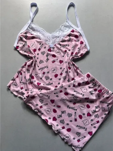 Conjunto de pijama rosa com estampa de moda e beleza