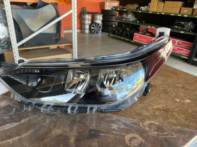 Farol Yaris 18/25 máscara negra 