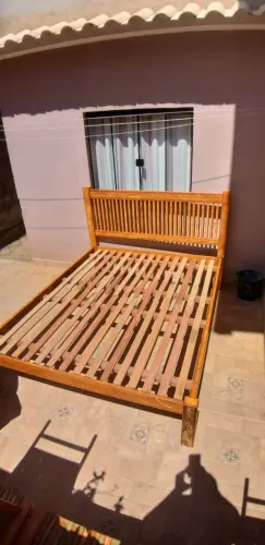 Cama de madeira maciça reforçada peroba rosa.