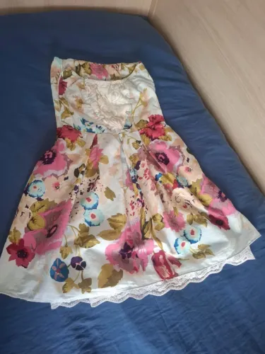 Vestido curto tomara que caia floral com renda