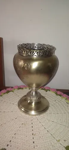Vaso floreira de metal antigo 