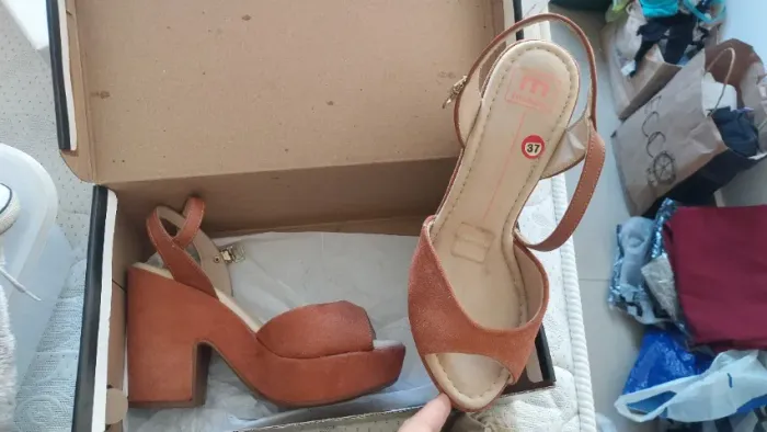 NOVA - Sandália Moleca em camurça tam./N°37