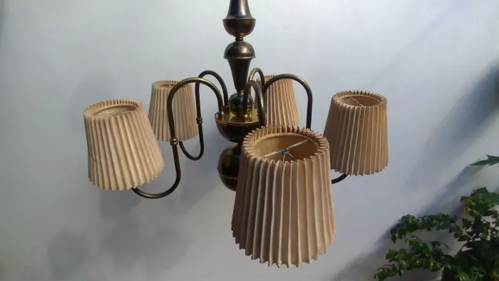 Lustre vintage com 5 cúpulas,altura 55cm,diâmetro 50cm.