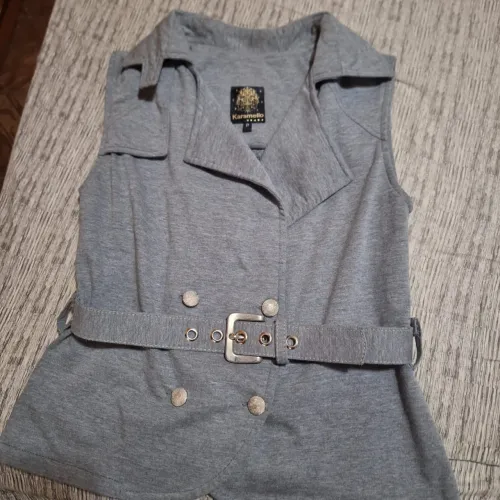 Colete feminino cinza com cinto