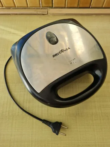 Sanduicheira e Grill Britania 220v