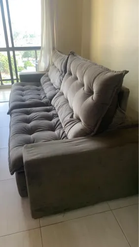 Sofá Cinza Confortável e Elegante