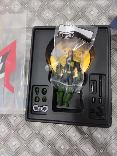 Boneco de ação Mezco atoyz One :12 coletivo Judge Dredd aSylvester Stallone
