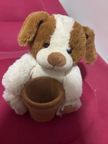 Cachorro de pelúcia com vaso