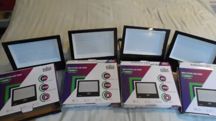 04 Refletoes Verdes de 200wats novos sem uso