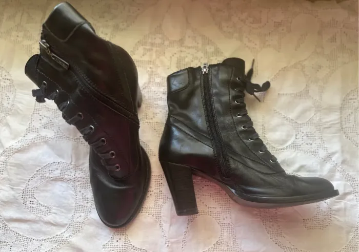 Vendo bota coturno preta de couro