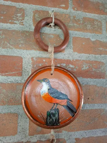 Prato de barro Decorativo com Pássaro c/penca a de vazinhos 