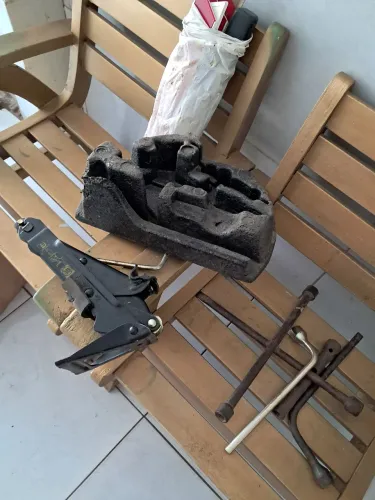 Macaco automotivo, 2 triângulos e peças 