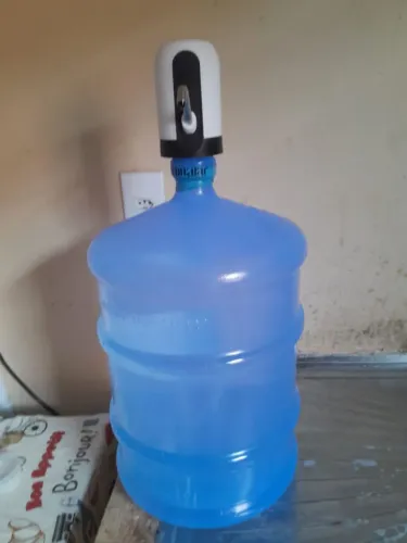 1 Garrafão de àgua ja com bomba eletrônica