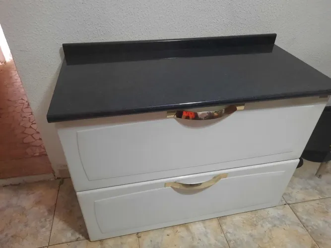 Armário de aço com tampo.