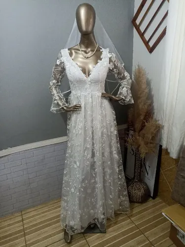 Vestido de noiva elegante com renda e mangas longas