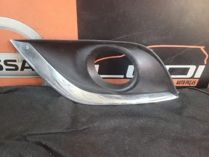 Moldura do Farol de Milha Esquerdo Nissan Versa 2014 a 2019 (Friso Cromado) 62257 6W80A