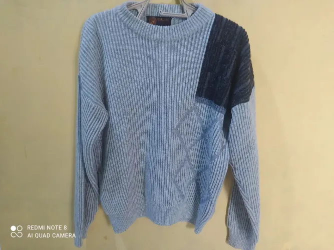 Suéter de lã azul com detalhe