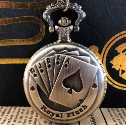 Relógio de Bolso "Royal Flush": Elegância Retrô e o Mistério das Cartas.