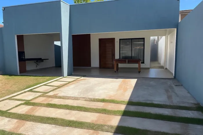 Vendo bela casa financiável com localização privilegiada, no centro da Cidade Nova.