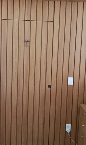 ?Painel ripado em MDF com porta embutida