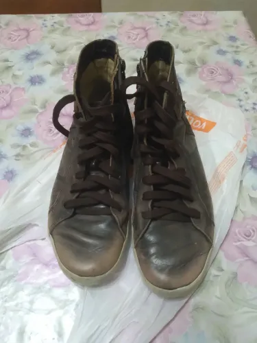 Bota de couro kelf original detalhe arranquei as fivelas atrás. Que era feio