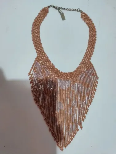 Colar de miçangas rosa