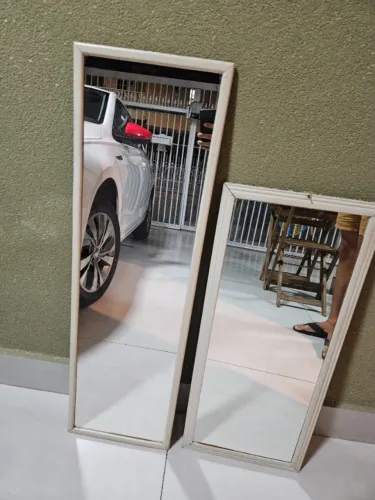 Dois espelhos com moldura para casa