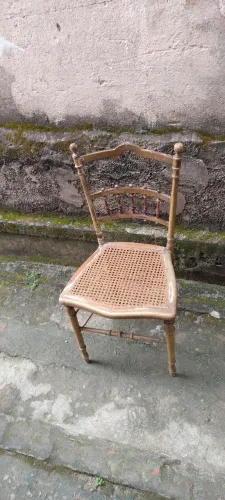 Cadeira antiga no estado das fotos