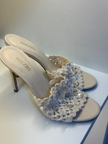 Mule/Sandália Arezzo Salto Alto Crochê com Pedrarias