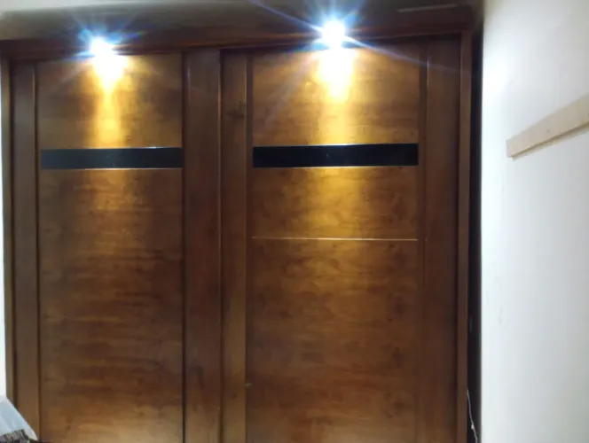Guarda roupa duplex 2 portas detalhe de vidro preto com luminária na cor imbuia mel