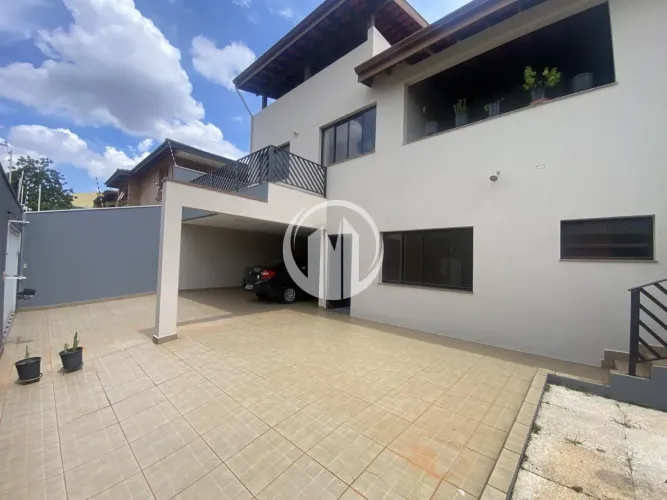 Casa á venda com 3 dormitórios sendo 1 suíte com pisos de madeira - Jardim Pauli