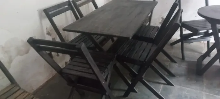 Mesa de abrir e fechar com 4 cadeiras 