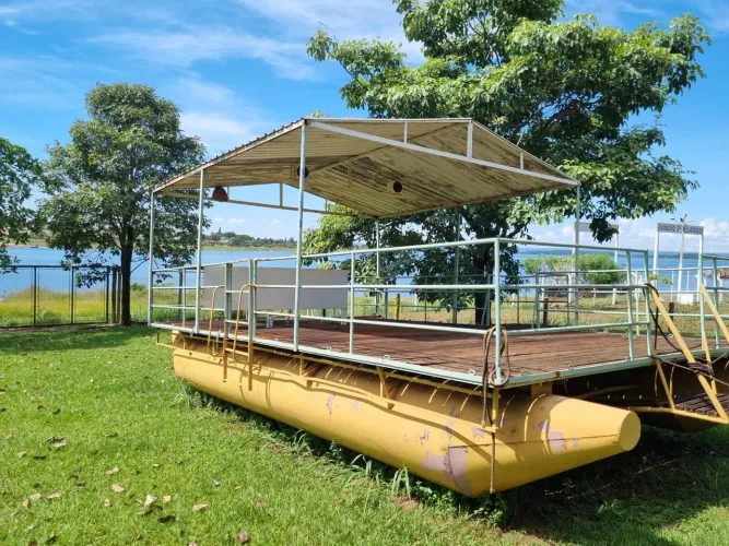 Flutuante 4,70m × 7m em aço naval