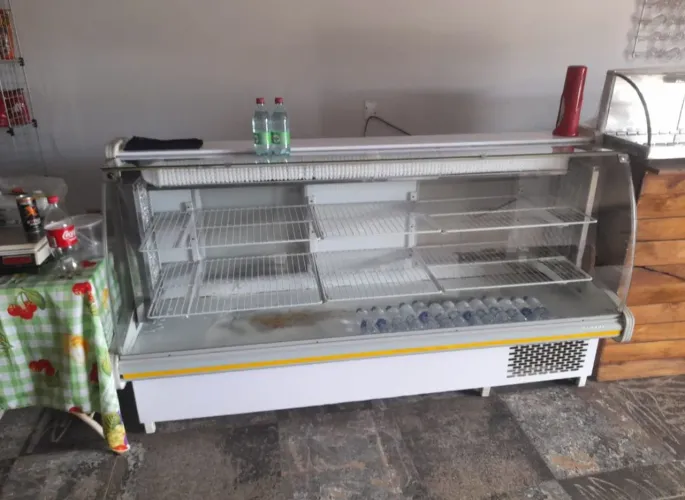 Balcão expositor refrigerado Gelopar com vidro curvo.