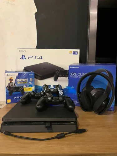 PS4 slim 1TB com três controles e headset sem fio série ouro (aberto à negoiações)