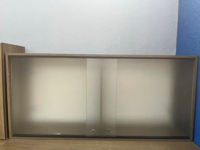 Armário aéreo com porta de correr de vidro