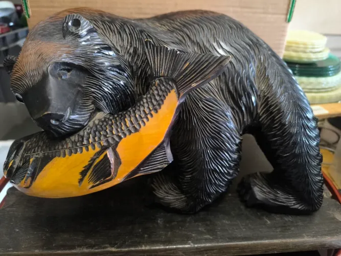 Urso de madeira Hokkaido.