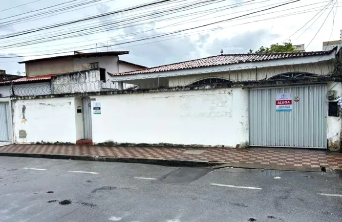 Disponível para locação casa ampla, com perfil residencial e comercial, bem distribuída e