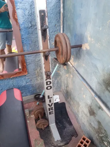 Vendo equipamento de academia em ótimo então com bancada reta e cerca de 60 kilos em pesos