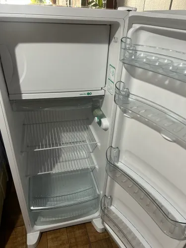Vende-se Geladeira 263 litros Nova