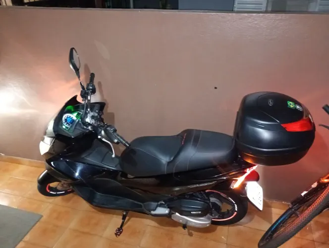 PCX impecável sem detalhes único dono.